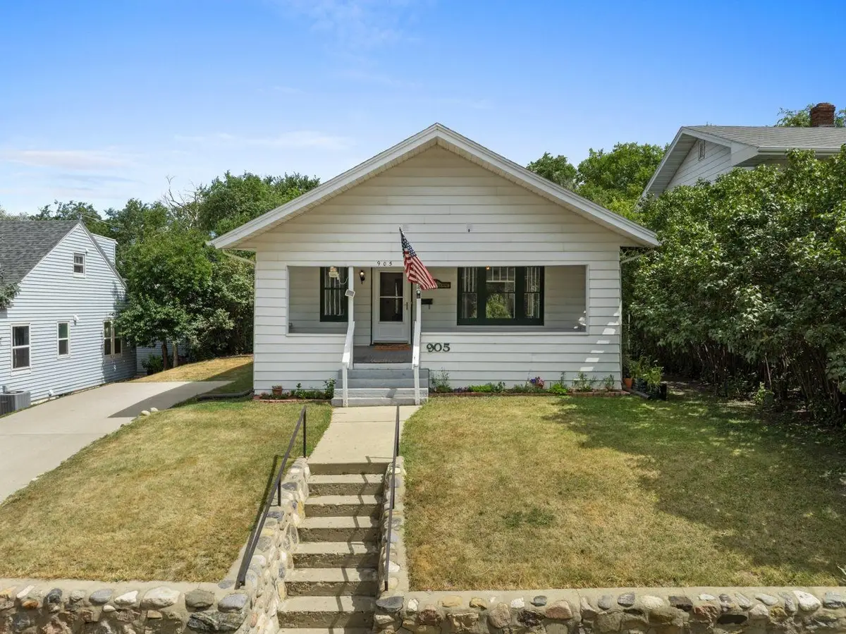 905 4th St SE, Minot, ND 58701 - #1