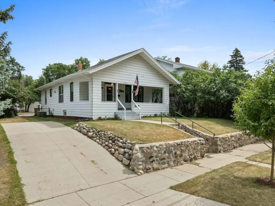 905 4th St SE, Minot, ND 58701 - #2