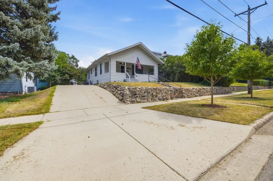 905 4th St SE, Minot, ND 58701 - #3