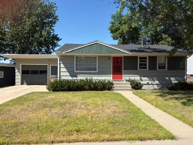 425 26th St NW, Minot, ND 58703 - #1