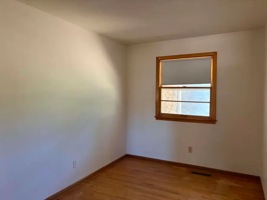 425 26th St NW, Minot, ND 58703 - #2