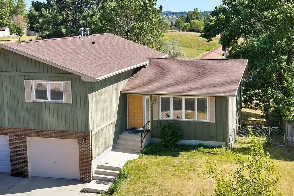 1113 17TH AVE NW, Minot, ND 58703 - #1