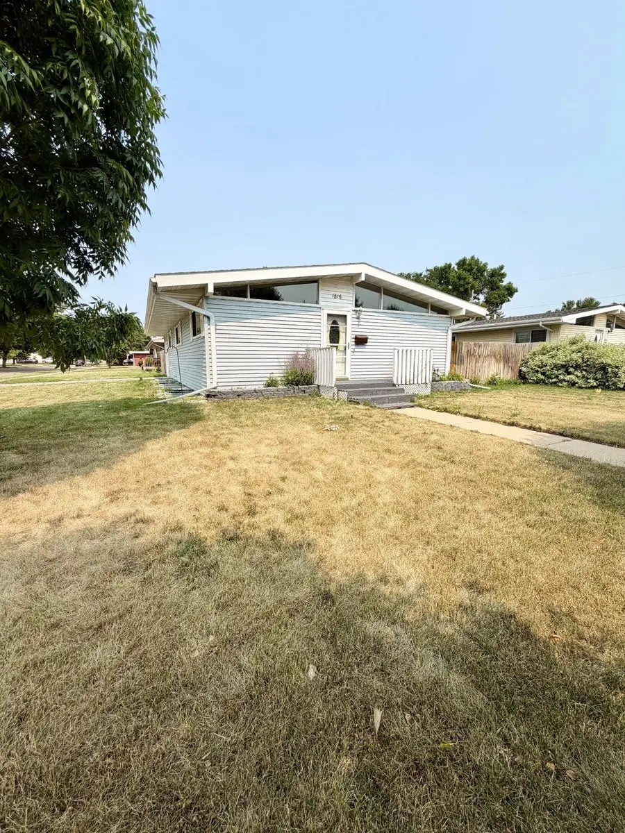 1816 2nd Ave NW, Minot, ND 58703 - #2