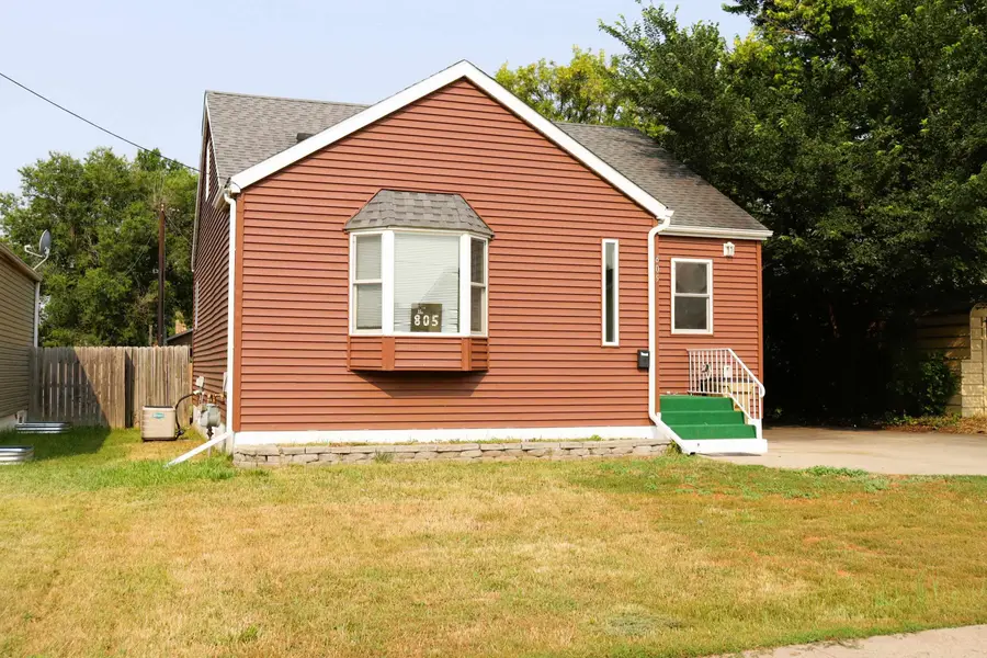 805 7th St NW, Minot, ND 58703 - #2