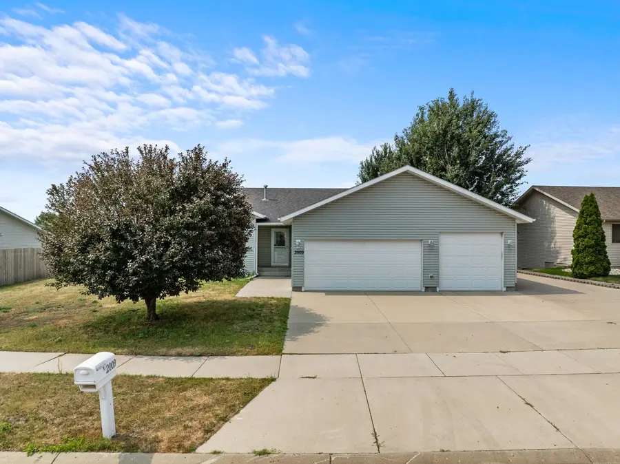 2009 Lakeside St. NW, Minot, ND 58703 - #3