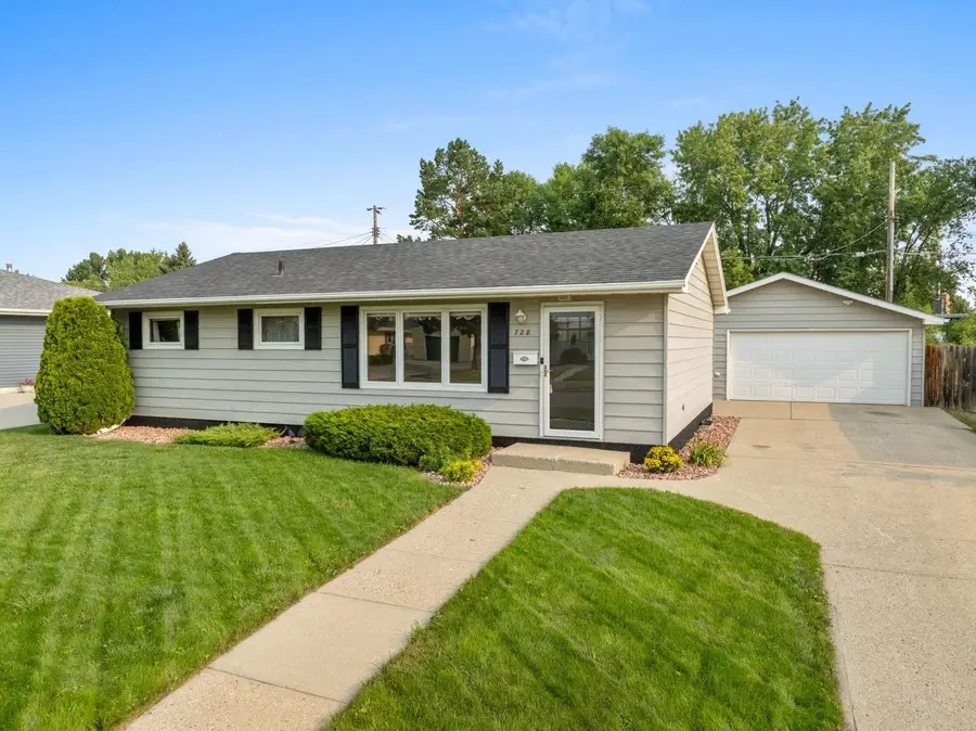 728 19th Ave SW, Minot, ND 58701 - #3