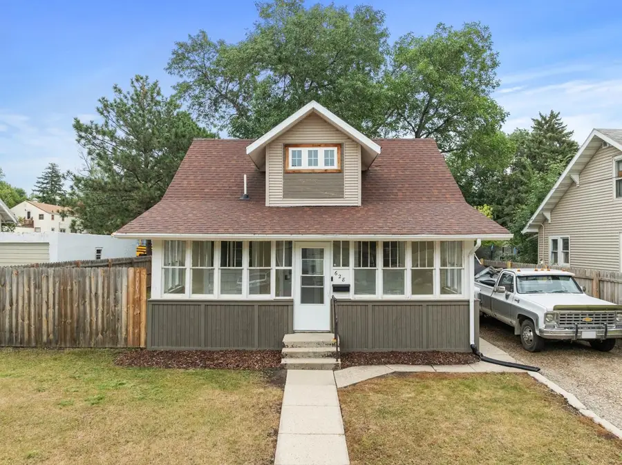 628 10th ST NE, Minot, ND 58703 - #2