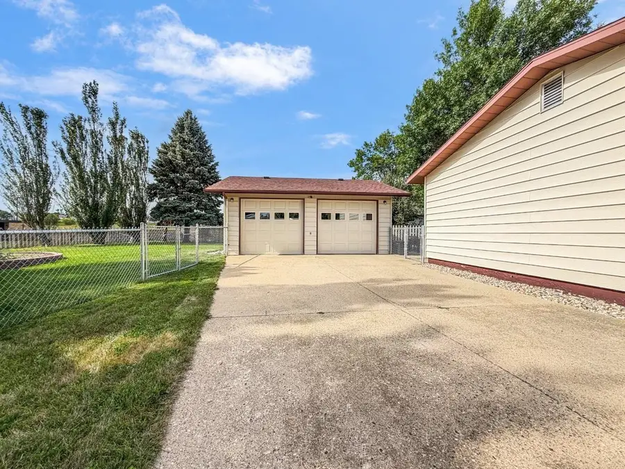 115 25th St. NW, Minot, ND 58703 - #3