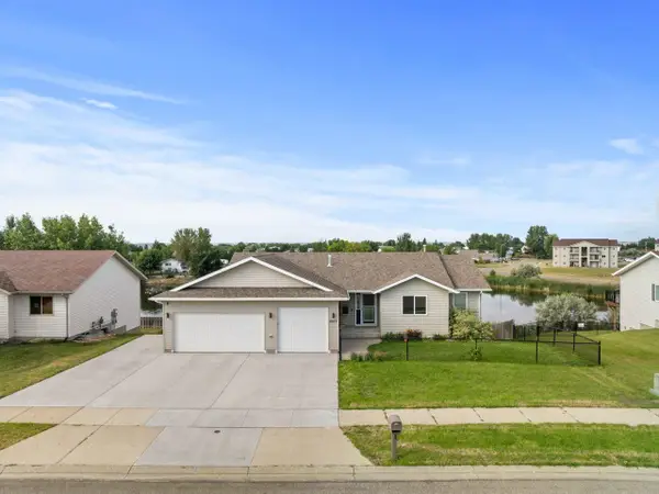 2033 Lakeside Street, Minot, ND 58703