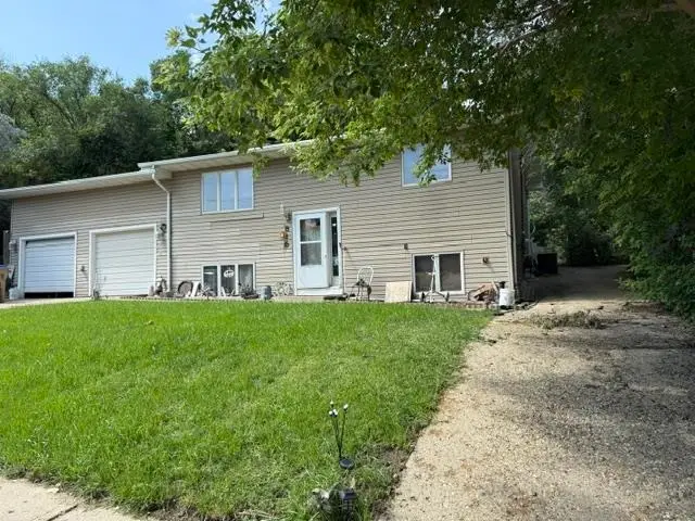 816 Hiawatha St SE, Minot, ND 58701 - #1
