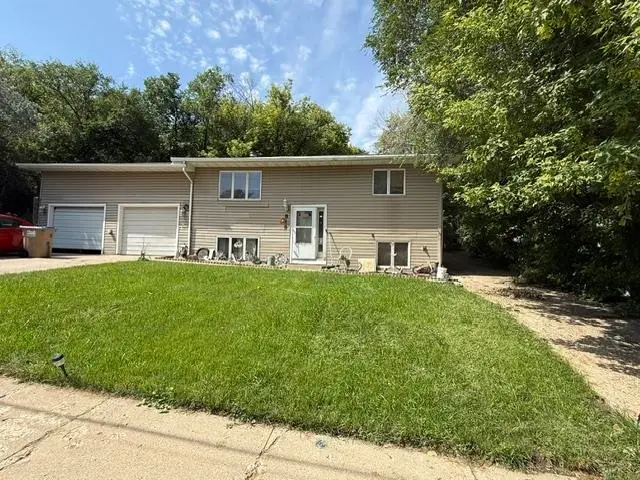 816 Hiawatha St SE, Minot, ND 58701 - #2