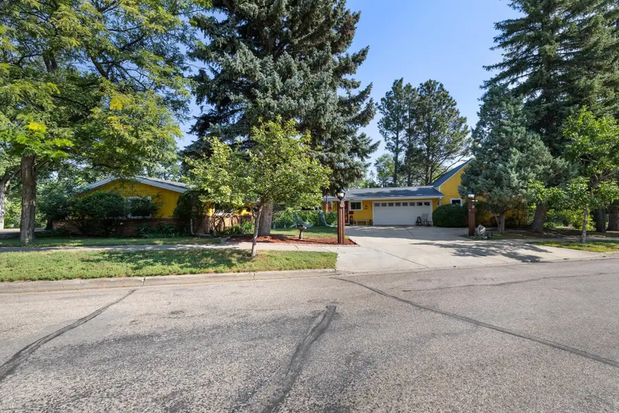 121 7th Ave SE, Minot, ND 58701 - #2