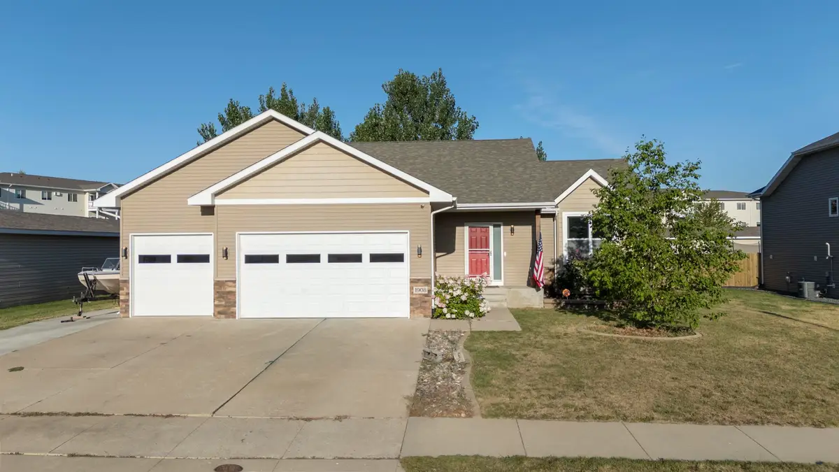 1908 26th St SW, Minot, ND 58701-0000 - #1