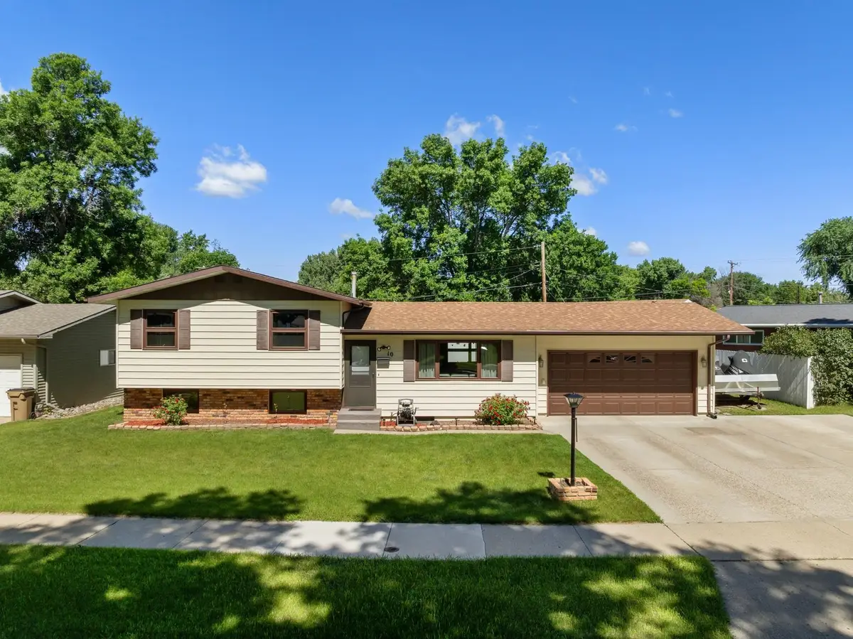 10 22nd St SW, Minot, ND 58701 - #1