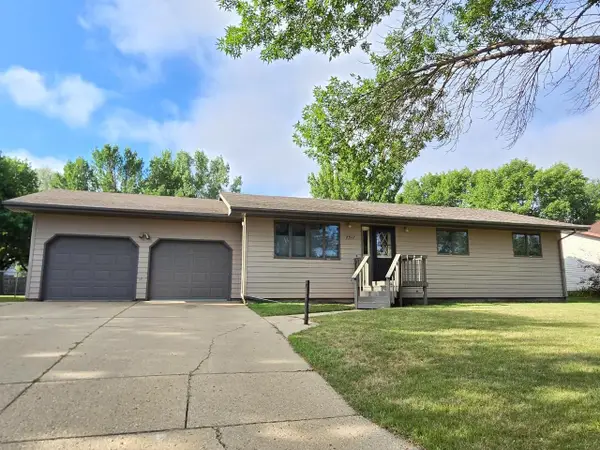 2517 Crescent Dr, Minot, ND 58703