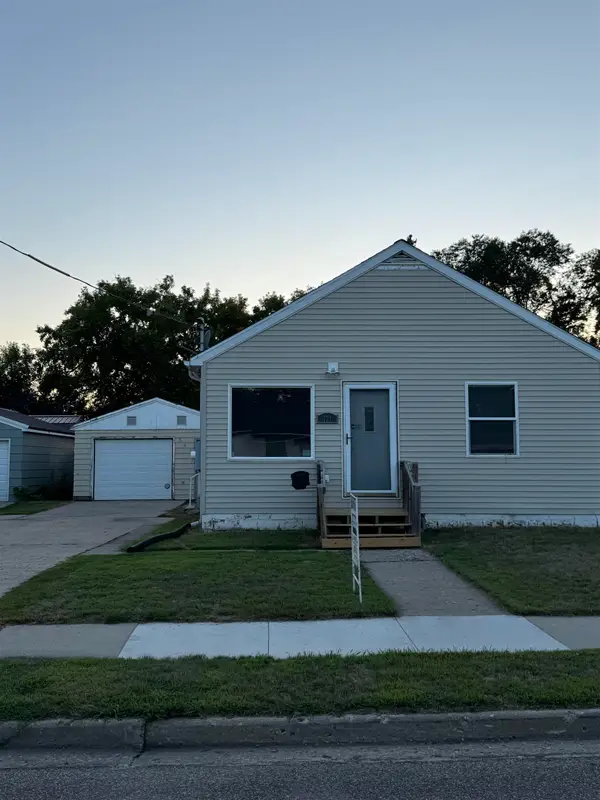 521 13th St NW, Minot, ND 58703