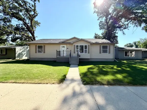 207 18th St SE, Minot, ND 58701