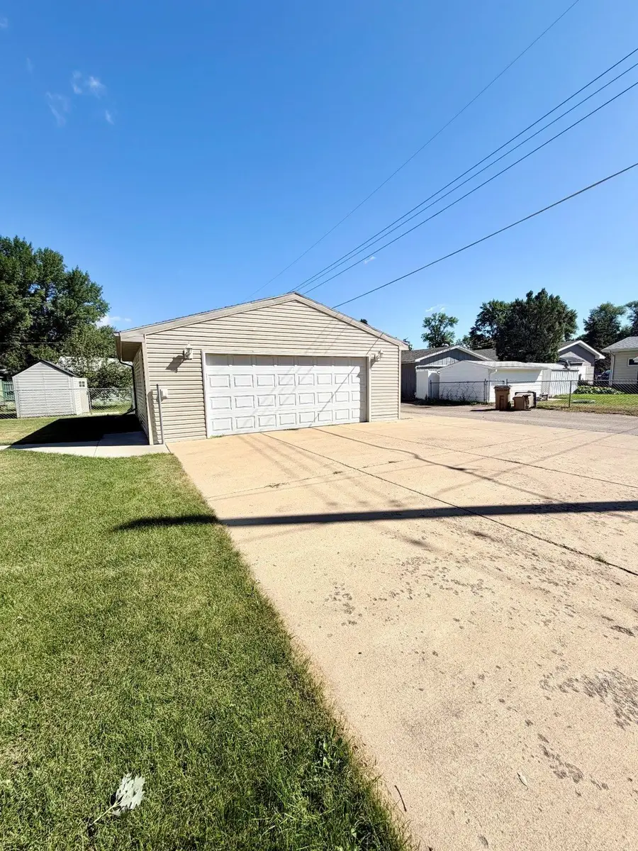 207 18th St SE, Minot, ND 58701 - #2