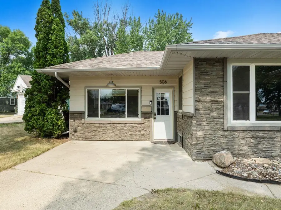 506 18th Ave. SW, Minot, ND 58701 - #2