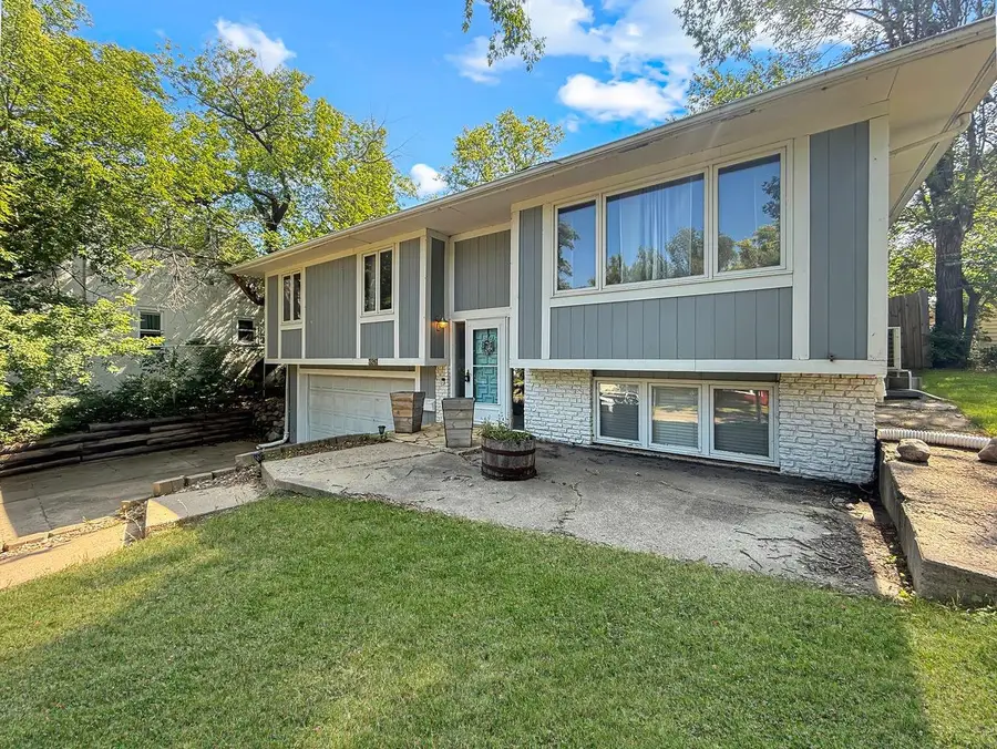 326 9th Ave SE, Minot, ND 58701 - #2