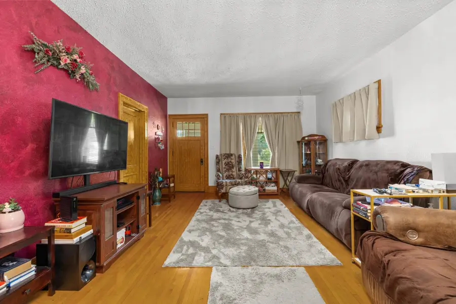709 NE 9th St, Minot, ND 58703 - #2