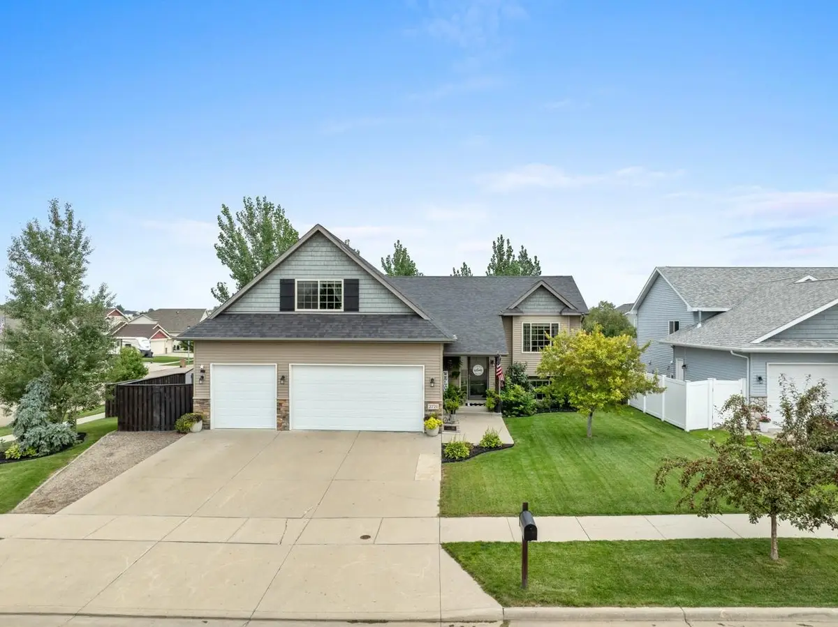 2721 Heritage Dr, Minot, ND 58703 - #1