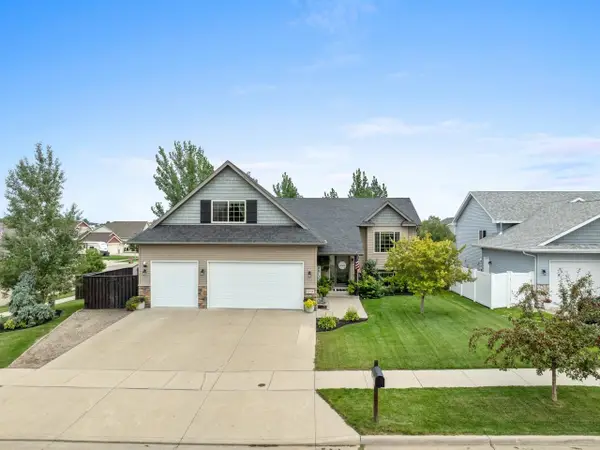 2721 Heritage Dr, Minot, ND 58703