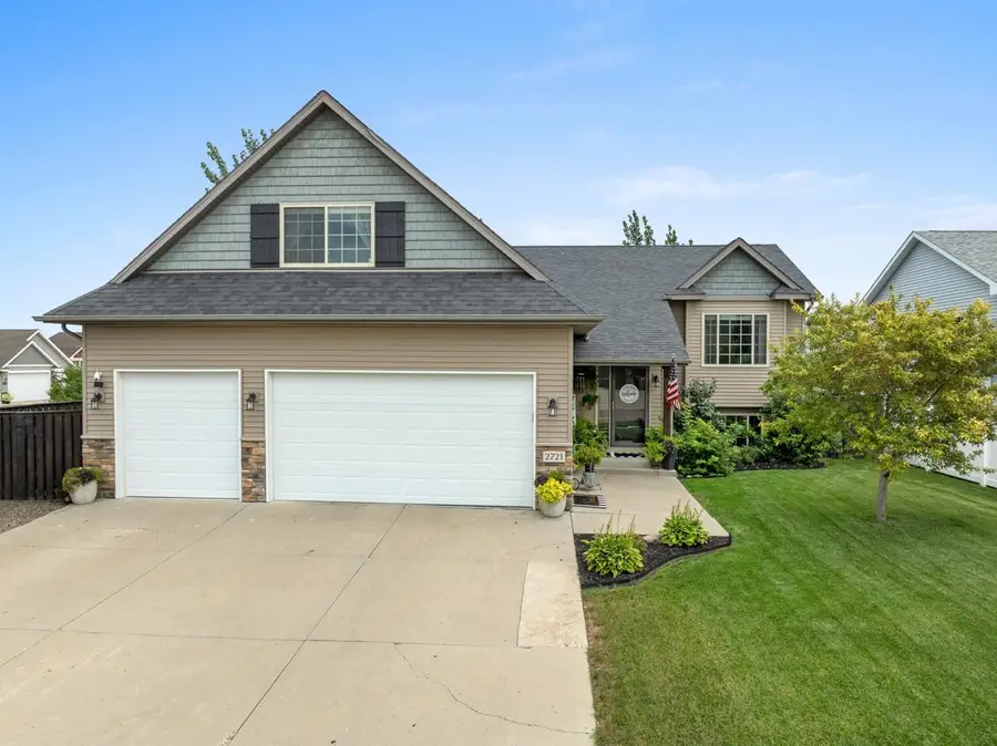2721 Heritage Dr, Minot, ND 58703 - #2