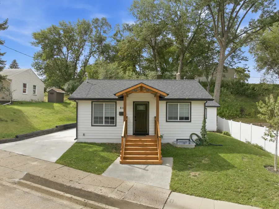 810 Summit Dr, Minot, ND 58701 - #3