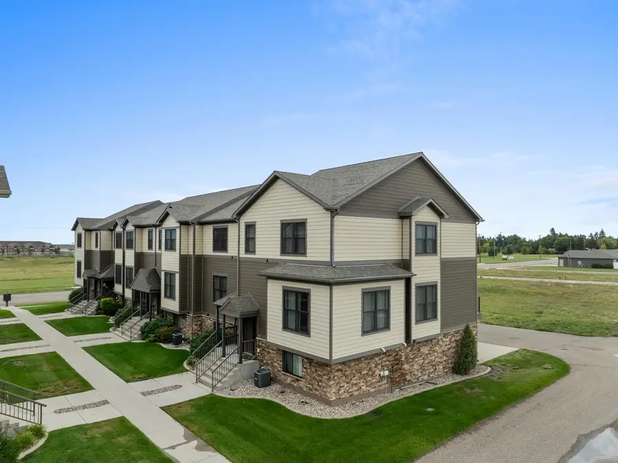 2943 8TH ST NW, Minot, ND 58703 - #2