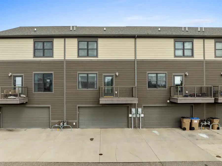 2943 8TH ST NW, Minot, ND 58703 - #3