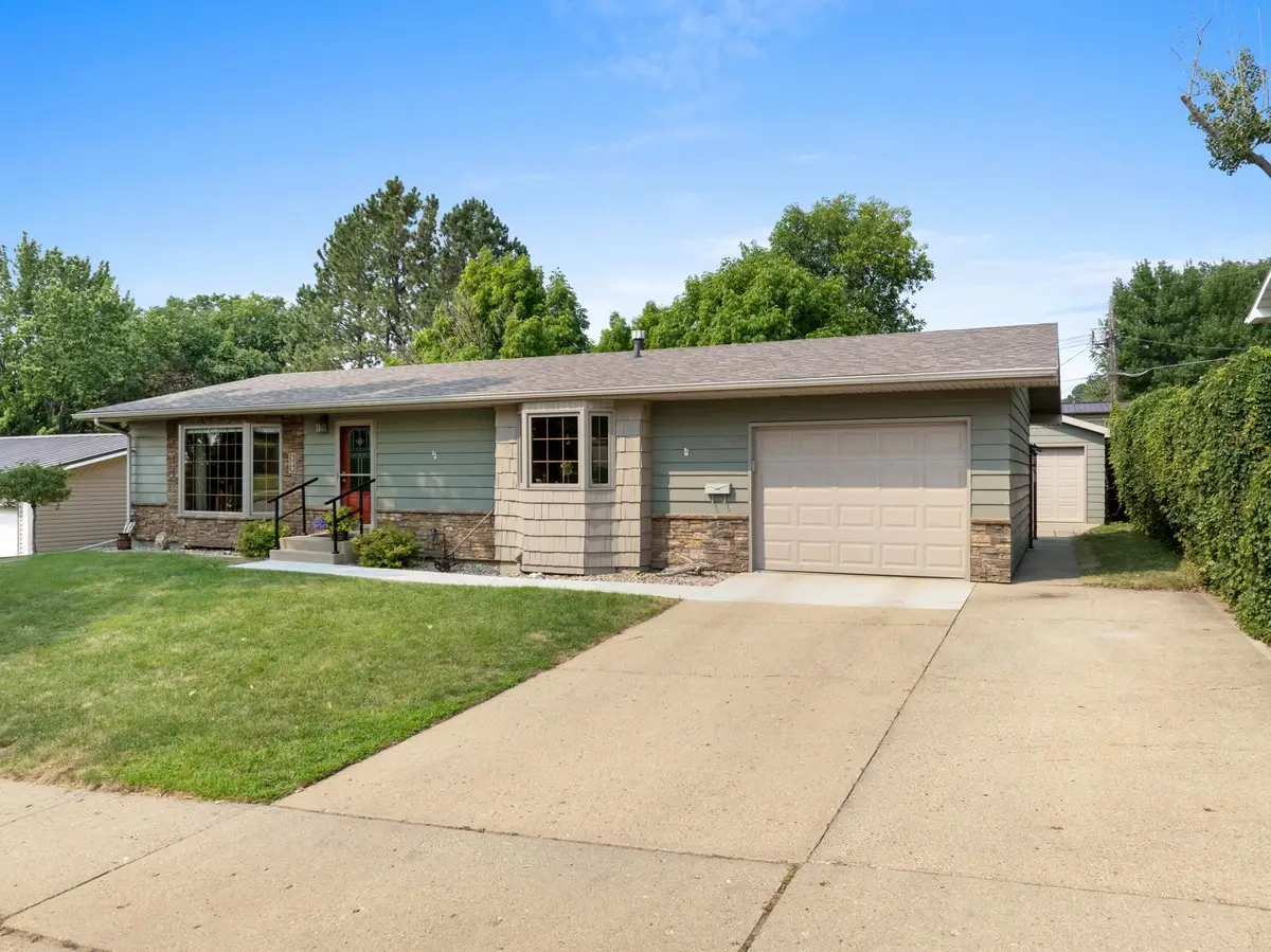 909 21st St NW, Minot, ND 58703 - #1