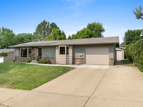 909 21st St NW, Minot, ND 58703