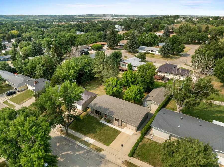 909 21st St NW, Minot, ND 58703 - #3