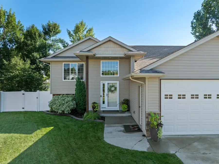 2507 Heritage Dr, Minot, ND 58703 - #2