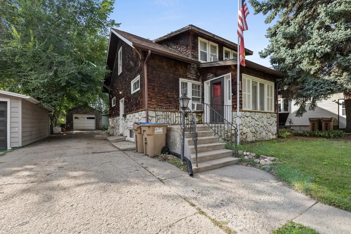 1027 10th St NW, Minot, ND 58703 - #1
