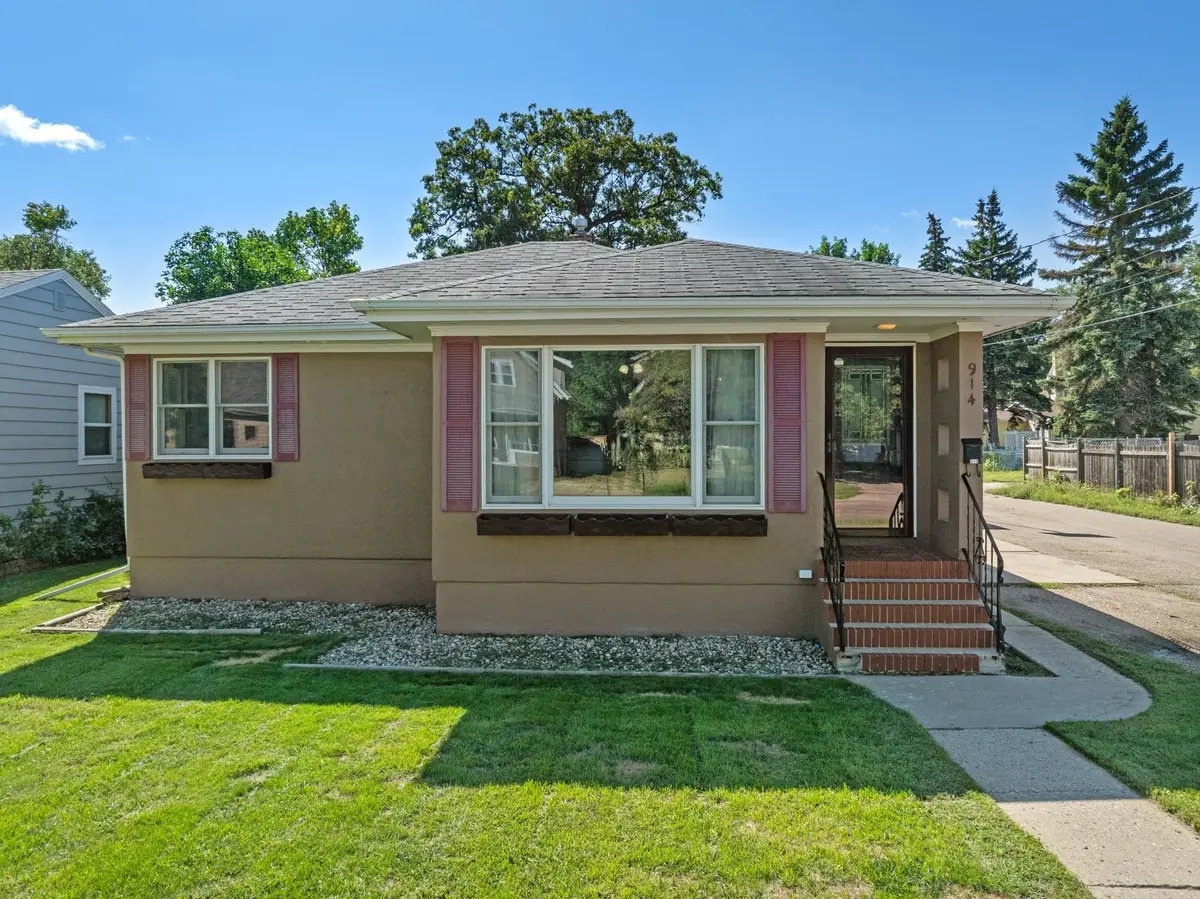 914 1st Ave SE, Minot, ND 58701 - #1