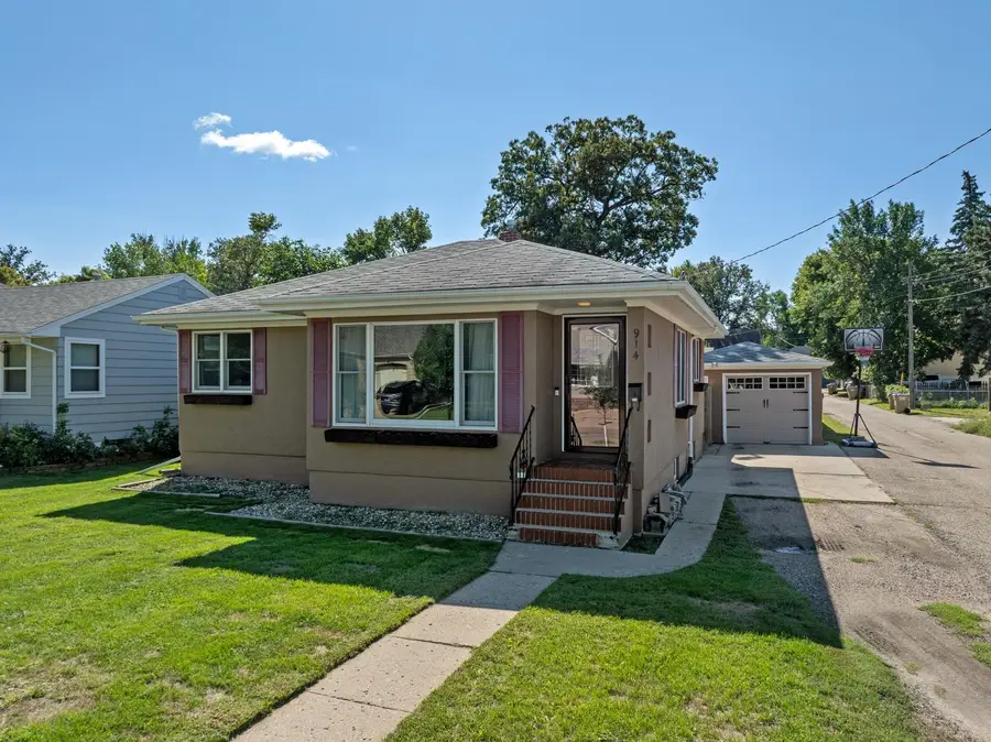 914 1st Ave SE, Minot, ND 58701 - #2