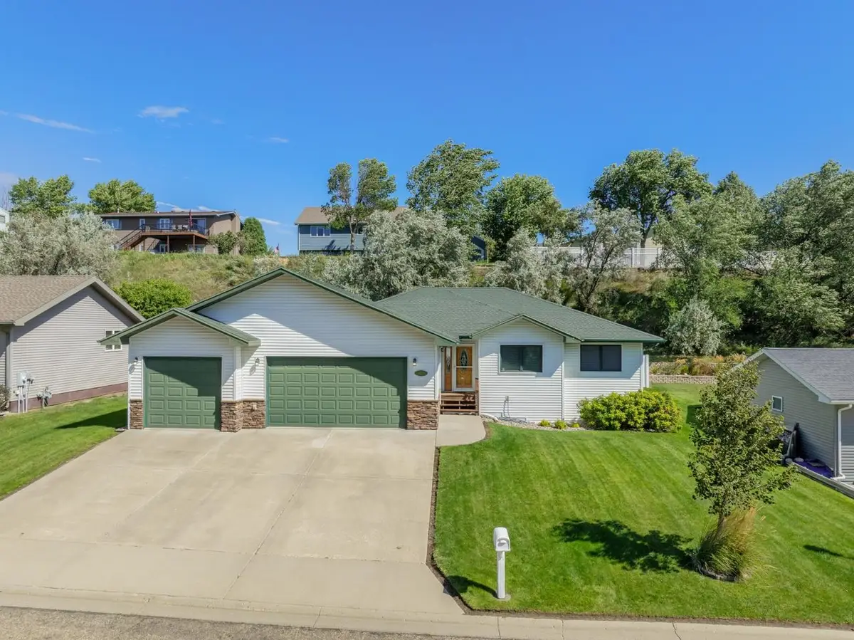 1424 Golden Valley Ln, Minot, ND 58703 - #1