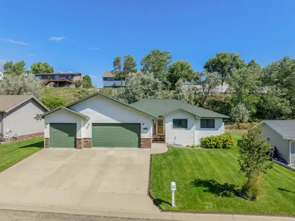 1424 Golden Valley Ln, Minot, ND 58703