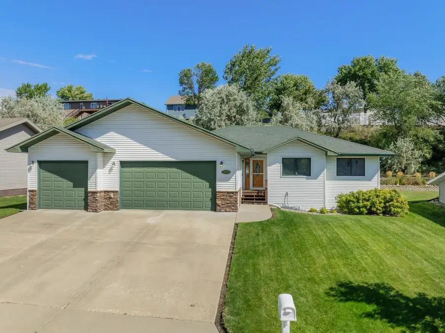 1424 Golden Valley Ln, Minot, ND 58703 - #2