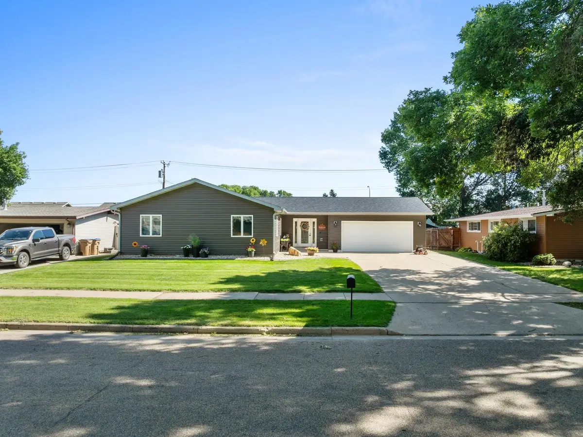 607 17th St SW, Minot, ND 58701 - #1