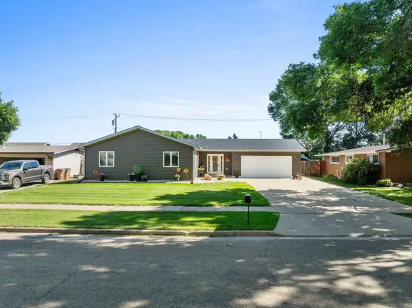 607 17th St SW, Minot, ND 58701