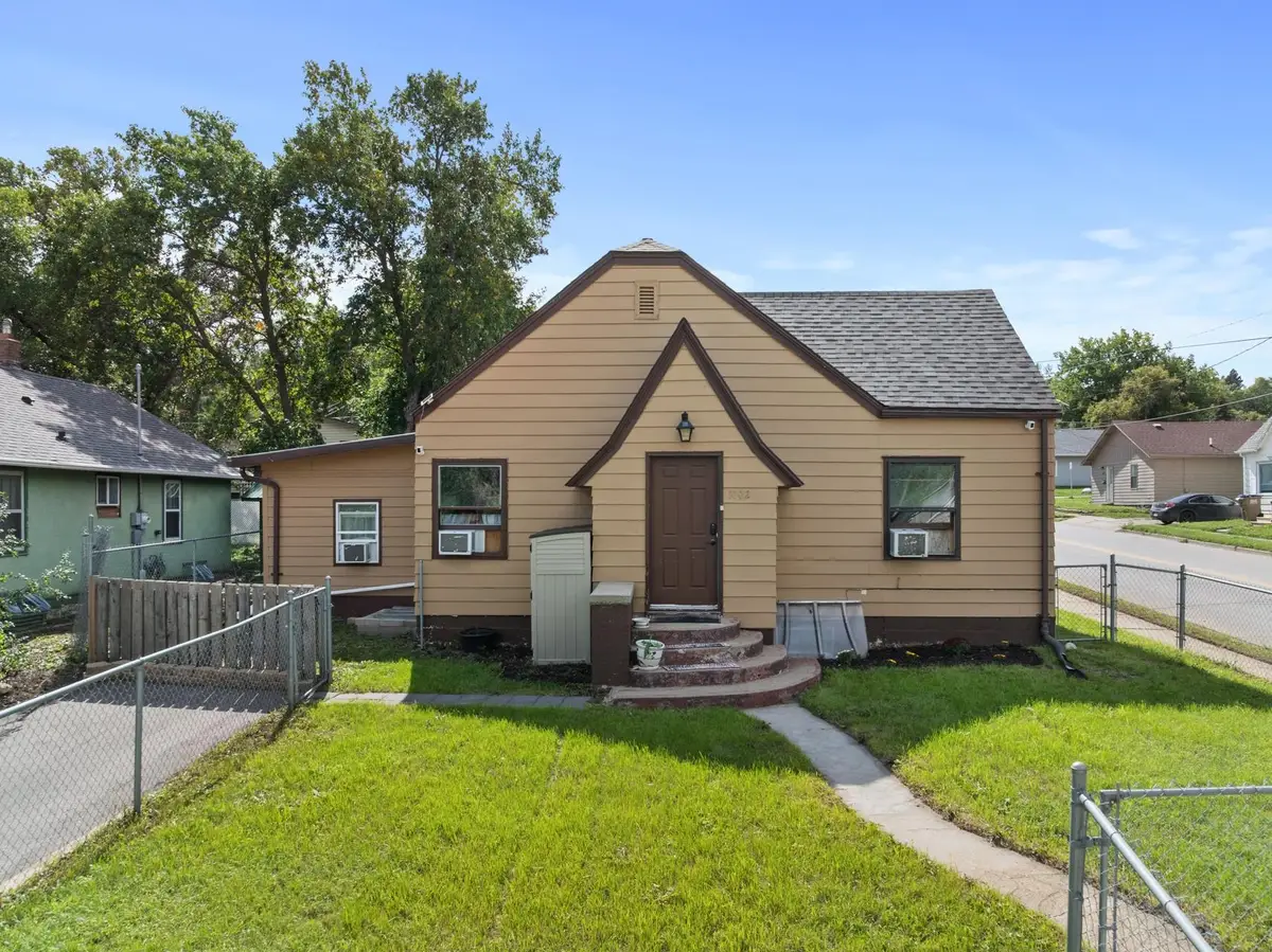 1002 Valley St, Minot, ND 58701 - #1