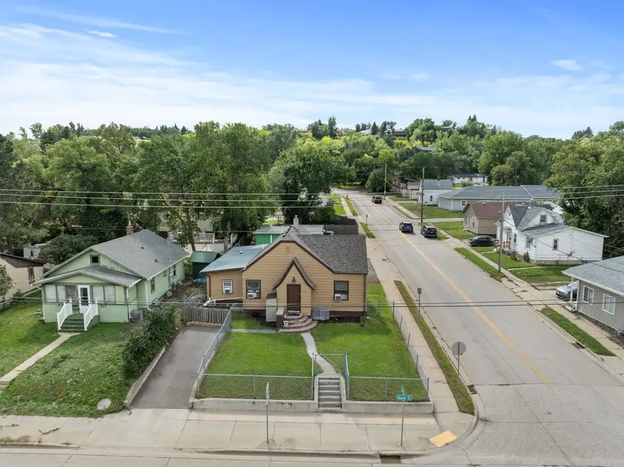 1002 Valley St, Minot, ND 58701 - #2