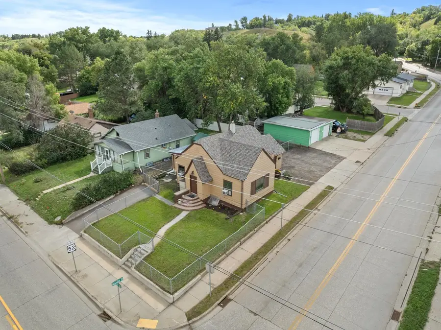 1002 Valley St, Minot, ND 58701 - #3