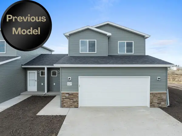 1558 47th Loop SE, Minot, ND 58701