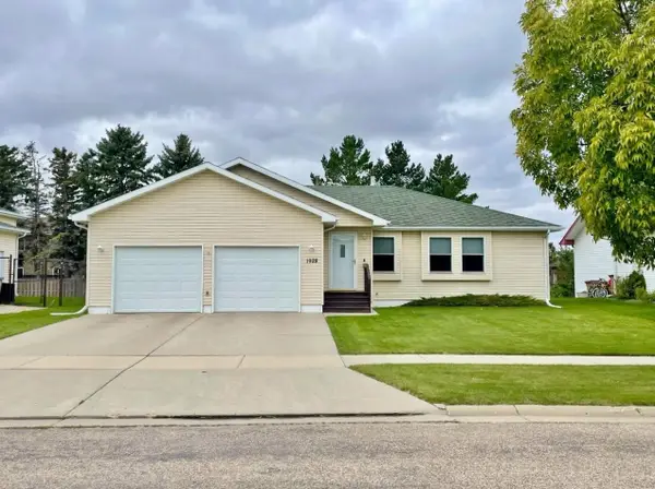 1928 25th St SW, Minot, ND 58701