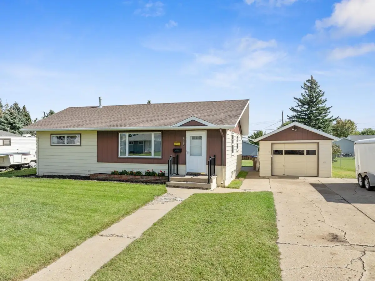 1825 5th St SW, Minot, ND 58701 - #1