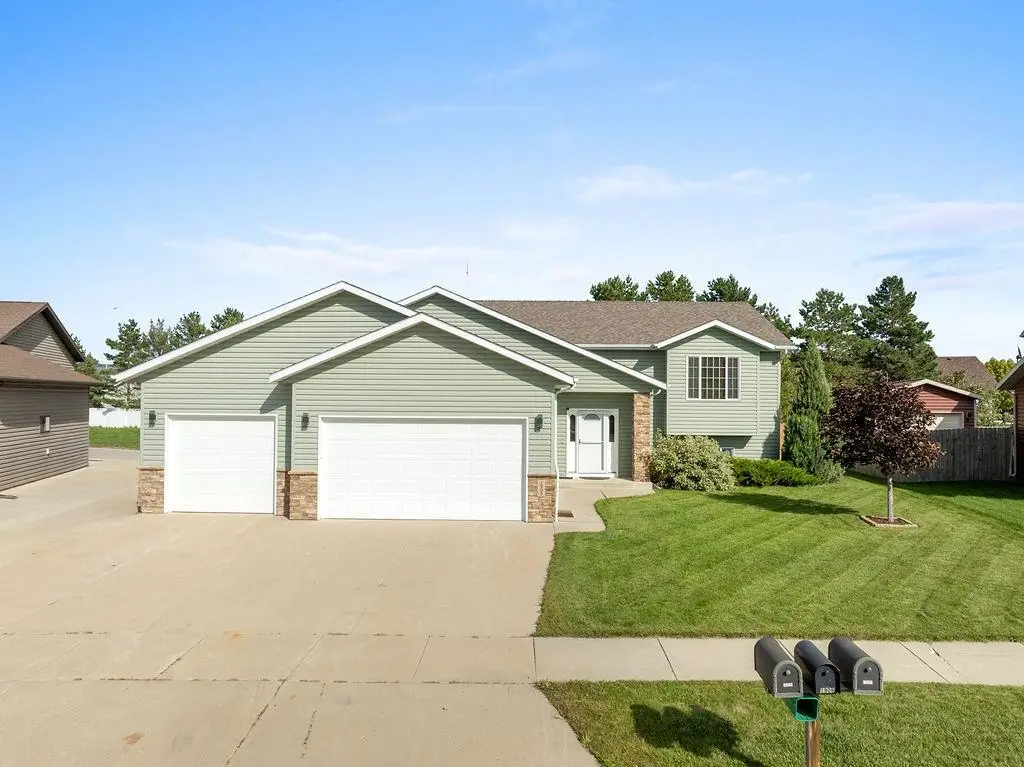 1905 26th St SW, Minot, ND 58701 - #1